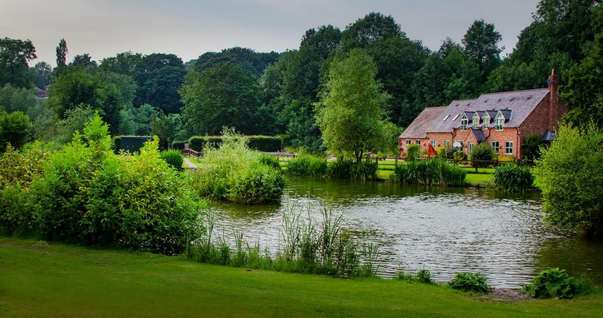 Lloyds Meadow Glamping Hotel Chester Exterior photo